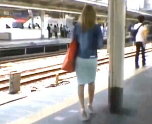 粘着痴漢×通勤OL×集団レイプ｜駅のホームからストーキングして車内で痴漢する