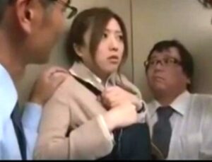 羽田あい｜エレベーターで、中年キモ上司たちに無理やりフェラさせられるOL