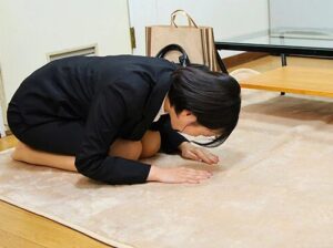 謝罪強要×カスハラ強姦｜理不尽な悪客クレーマーのゲス要求が拒めない立場のお客様案内員。ガン反り肉棒を受け入れてハメ潮イキ。杭打ち陳謝SEX｜那賀崎ゆきね 依本しおり 若月もあ