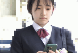 通学ひよこ娘×電車痴漢｜Z世代美少女が車内でセクハラ強姦されて抵抗できない。犯されるまま電マ＆バイブ責めされて…｜柊木里音 藤原真帆 森あやみ 依本しおり