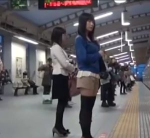 通勤OL×満員電車痴漢｜車内で下半身を丸出しにされ、肉棒をぶち込まれてしまうOL娘さん