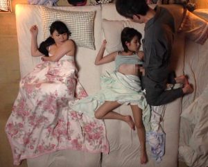 ひよこ姉妹×夜這い和姦｜再婚した妻の連れ姉妹JKと川の字で寝る義父。ムラムラしちゃって、我慢できず手を出してしまう
