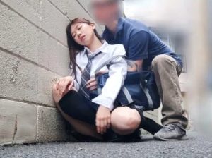 制服ひよこ少女×睡眠薬×孕ませ強姦｜帰宅するロリ娘を気絶させ、犯り専用アジトに連れ込んでやりたい放題にハメ犯し思春期まんこに種付けする中年おやじ