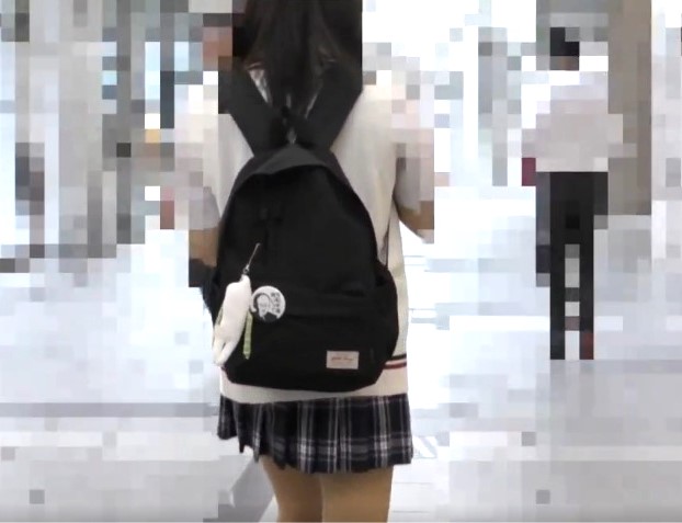 通学ひよこJK×ストーキング強姦×逆さ盗撮｜女子学生を、車内で痴漢。Tバックをずらして、直接まんこに指を挿入してくちゅくちゅ・・・