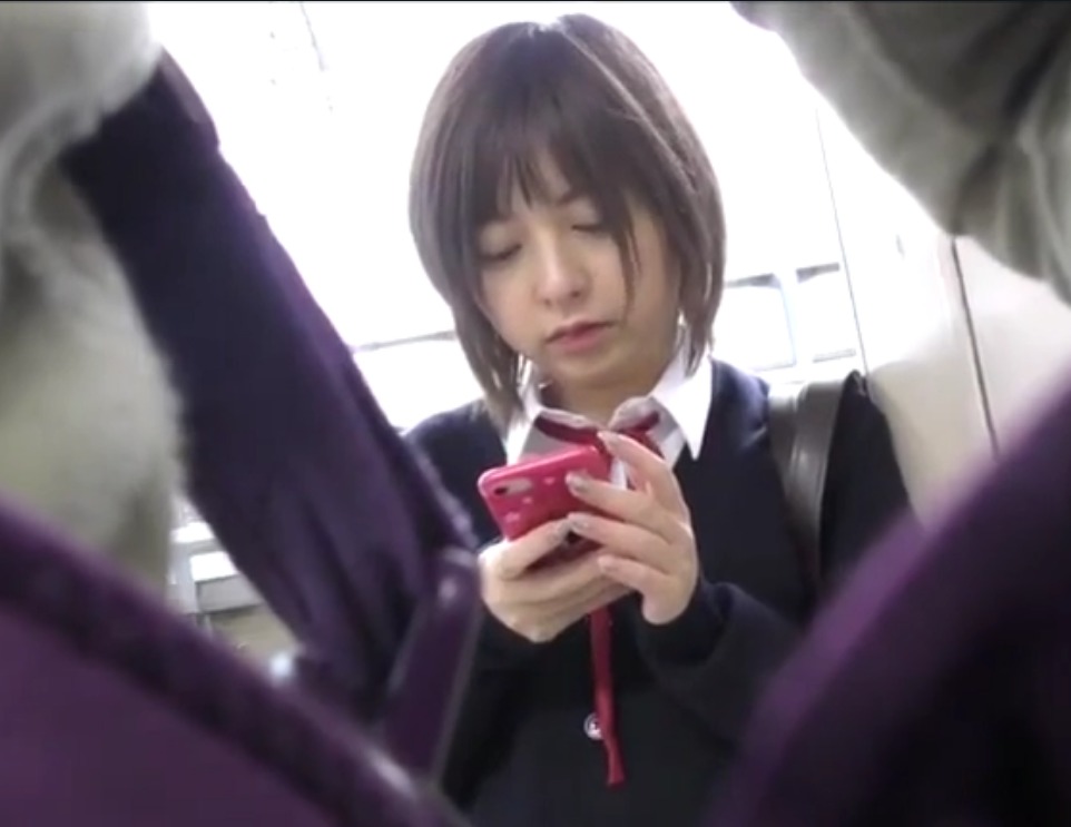 盗撮×制服ひよこ少女×電車痴漢｜車内で制服スカートの中に手を入れ、チンポまで挿入されても我慢しているJK娘