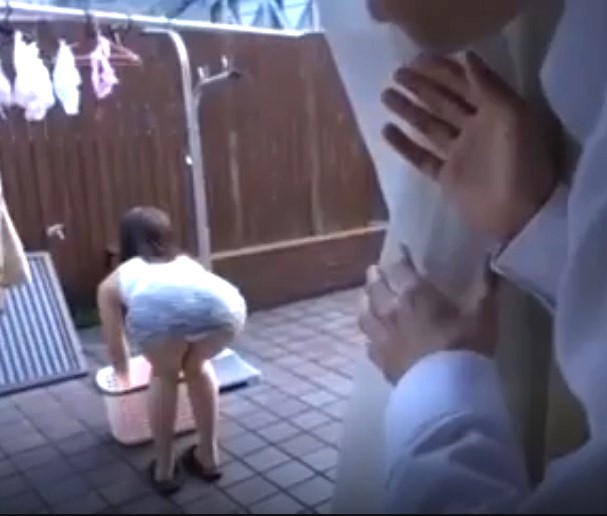 熟女奥さま×無自覚ミニスカ誘惑｜パンチラを見せつける人妻。我慢できなくて・・・