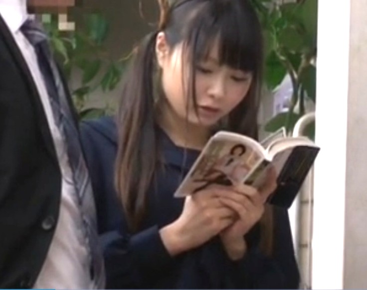 なつめ愛莉｜ぐうかわアウロリ少女×本屋中出し強姦｜エロ本に夢中な思春期JK.。鬼畜リーマンにセクハラ痴漢され、まんこに肉棒をぶち込まれ種付けされちゃうｗ