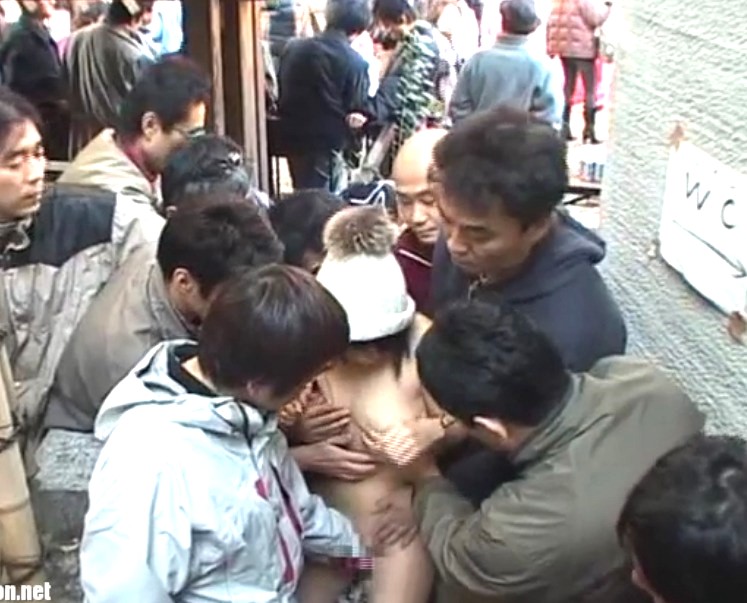 鬼畜おやじ集団×人混み輪姦暴行｜祭りの出店を見に来た素人JKを、激ヤバ男たちが取り囲んでサイレント強姦する
