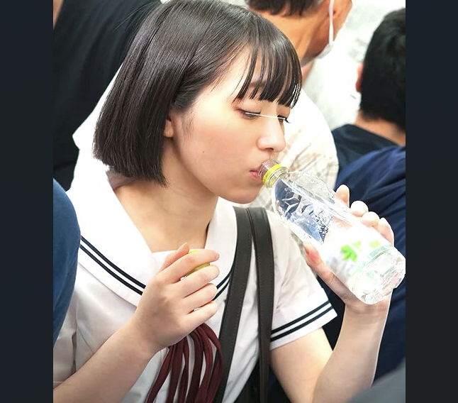 如月ゆの｜ひよこ少女×利尿剤羞恥痴漢｜通学電車でセクハラ愛撫＆ドラッグ投与されるロリ制服JK。尿意を我慢しつつも大失禁でイキまくる