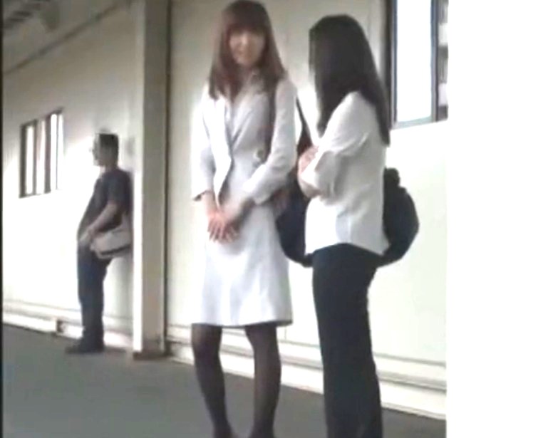 パンストOL×失禁お漏らし×集団痴漢｜車内で性犯罪者たちに囲まれ逃げられない美女。犯され、ガニ股でイキまくる